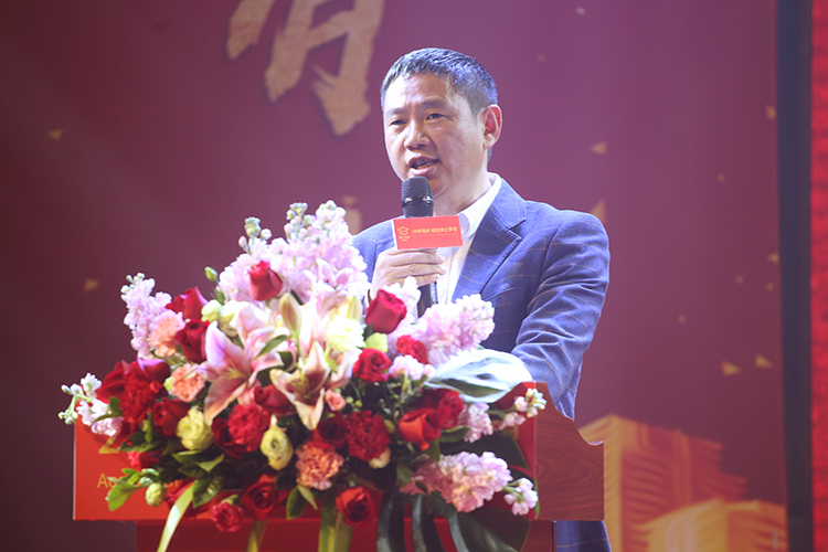 91精品国产乱码久久蜜桃入口董事长王洪贵先生2019新年贺词，有你们，奋斗路上不孤单