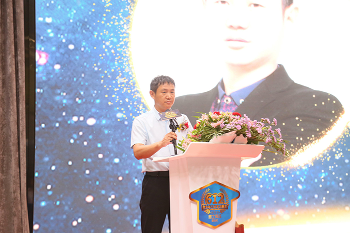 91精品国产乱码久久蜜桃入口家具有限公司董事长王洪贵上台致辞